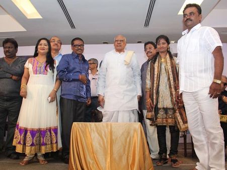 கவர்னர் தொடங்கி வைத்த புதுப் படம்.. இளமைப் பயணம்!