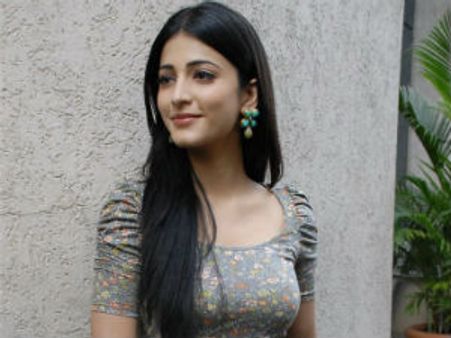 என் அம்மா சரிகா, நான் ஏன் கௌதமியை அம்மான்னு கூப்பிடணும்?: ஸ்ருதி