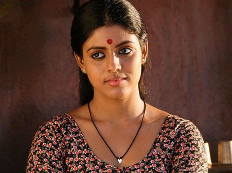 மலையாளத்தில் ஆபாசமாக நடிக்கிறேனா?: இனியா பாய்ச்சல்