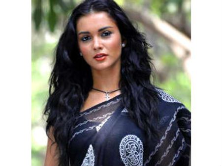 லண்டன் ஷூட்டிங்கில் எமி ஜாக்சன் காயம்... மருத்துவமனையில் சிகிச்சை!