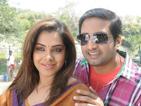 காமெடி சந்தானம் என் இடுப்பை கிள்ளிவிட்டாரே: புலம்பித் தள்ளும் சந்தியா