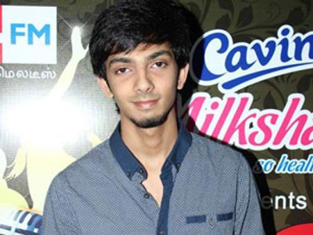 முனி 3யிலிருந்து இசையமைப்பாளர் அனிருத் திடீர் விலகல்!