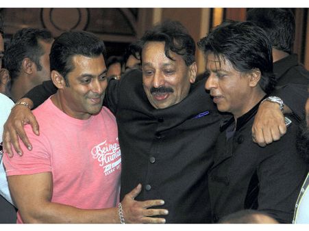 இஃப்தார் நிகழ்ச்சியில் கட்டிப்பிடித்த எலியும், பூனையுமான சல்மான் கான், ஷாருக்கான்