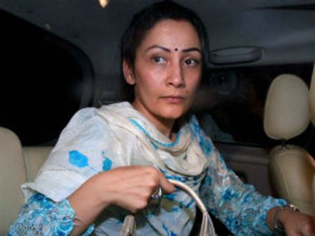 சஞ்சய்தத்தின் பெயரை ‘மோதிரமாக’ டாட்டூஸ் போட்டுக் கொண்ட மானயதா தத்!