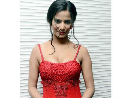 ஆபாச பட நடிகையை வரவேற்பீங்க, ஆனால் என்னை எதிர்ப்பீங்க: பூனம் பாண்டே