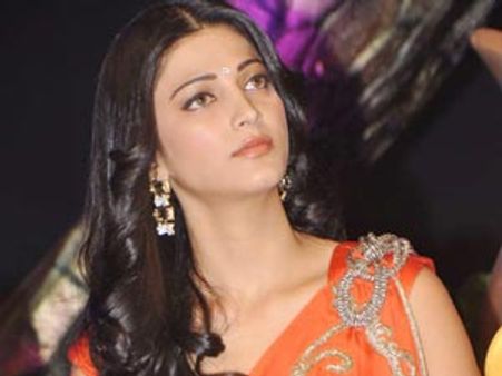 உதட்டை பெரிதாக்க சர்ஜரி செய்த ஸ்ருதி ஹாஸன்