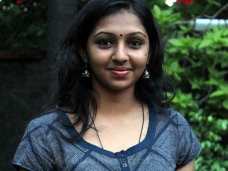 'ஜிகிர்தண்டா’வில் இட்லிக்கடைக்காரி வேஷத்தில் குத்தாட்டம் போடும் லட்சுமிமேனன்