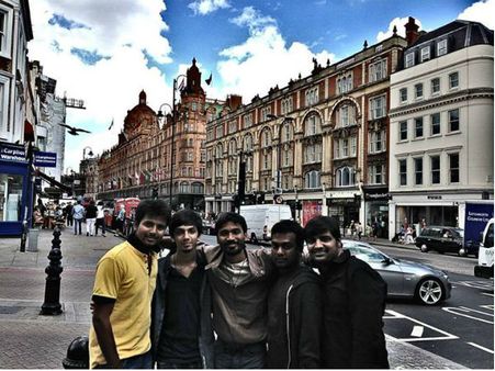 தனுஷின் ‘லண்டன்’ பிறந்தநாள் கொண்டாட்டம்....