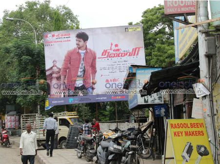 சென்னை முழுவதும் வைக்கப்பட்டிருந்த தலைவா பேனர்கள் அகற்றம்