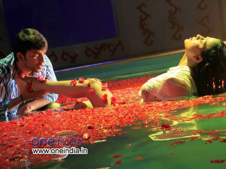 'பாக் நடிகை படத்தை திரையிடுவதா?' - கடும் எதிர்ப்பால் வீணா மாலிக் நடித்த சில்க் படத்துக்கு தடை!!