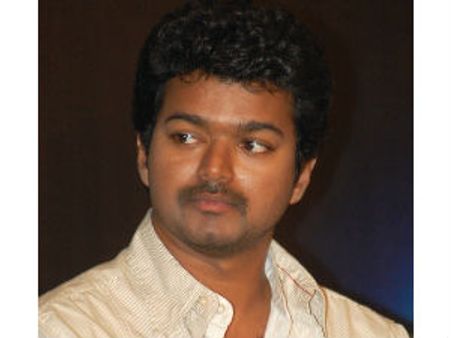 ரசிகரின் மரணம் என்னை அதிர்ச்சியில் ஆழ்த்தியுள்ளது - நடிகர் விஜய்