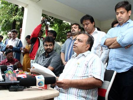 அம்மா மனமிறங்குங்க... தலைவா ரிலீஸ் ஆகலேன்னா நடுத்தெருவுக்கு வந்துருவேன்- சந்திரபிரகாஷ் ஜெயின்