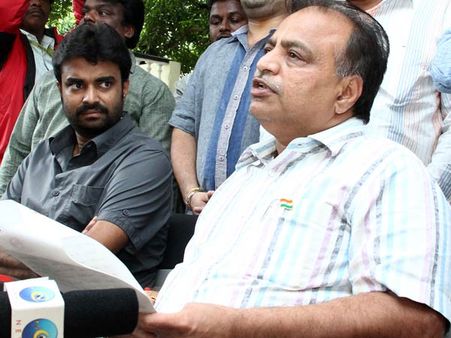 ரசிகர்கள் உண்ணாவிரதத்துக்கும் தலைவா படத்துக்கும் சம்பந்தமில்லை!- போலீசிடம் தயாரிப்பாளர்