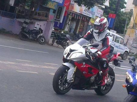 ரோட்டோர கடையில் டிபன்... ரசிகர்கள் ஆசை தீர போட்டோ - உச்சி குளிர வைத்த அஜீத்