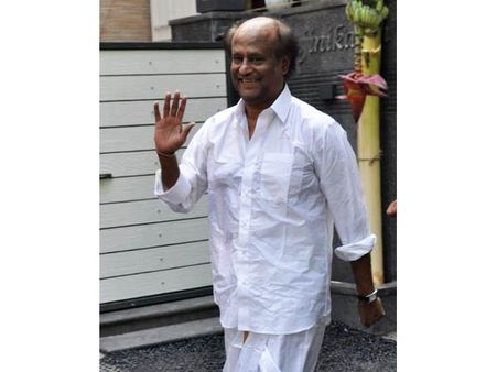 வேஷ்டி, சட்டையில் எந்த ஹீரோ அழகு?