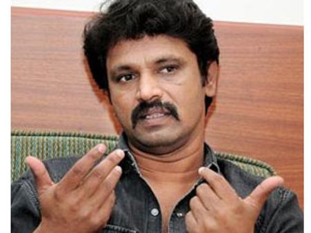 என் பொக்கிஷம் திரும்பி வந்த நாள் இது- சாஷ்டாங்கமாக விழுந்து மீடியாவுக்கு நன்றி சொன்ன சேரன்!