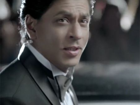 ‘சிவப்பா’ மாறுனா தான் ஜெயிக்க முடியுமா?... ஷாரூக் விளம்பரத்திற்கு கடும் எதிர்ப்பு