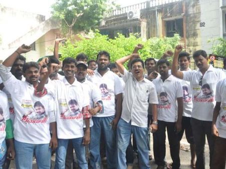 தலைவா: தியேட்டர் முன்பு கெடா வெட்டி, மொட்டை போட்ட விஜய் ரசிகர்கள்