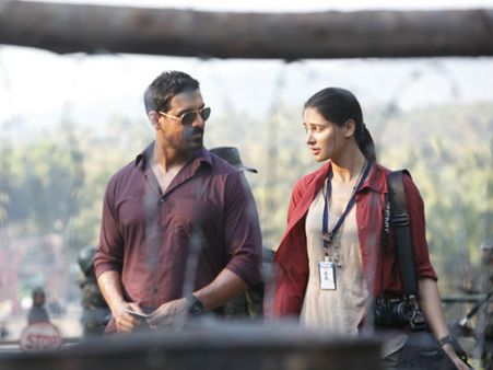 மெட்ராஸ் கபே படத்தின் தமிழ்ப் பதிப்பை உரிய சான்றிதழ் இல்லாமல் வெளியிடத் தடை!