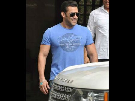 சல்மான் மாமாவின் ‘சேட்டை’ முகத்தைப் பாருங்களேன்....