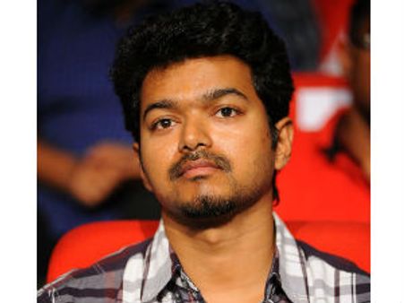 'அரசியல் வேண்டாம்... ரசிகர்கள் அரசியலில் ஈடுபட்டால் மன்றம் கலைப்பு' - நடிகர் விஜய் அறிக்கையா இது?