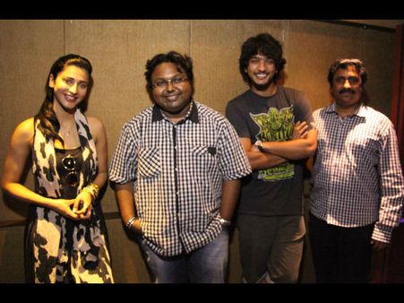 'ஷட் அப் யுவர் மவுத்...' - ஸ்ருதி ஹாஸனின் அரேபியன் ஸ்டைல் பாட்டு