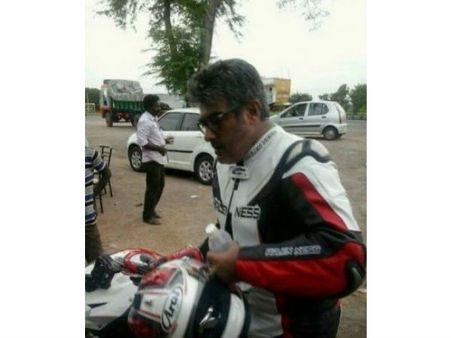 தமிழக-கர்நாடக எல்லையில் அஜீத்தை பரிசோதித்த டிராபிக் போலீஸ்