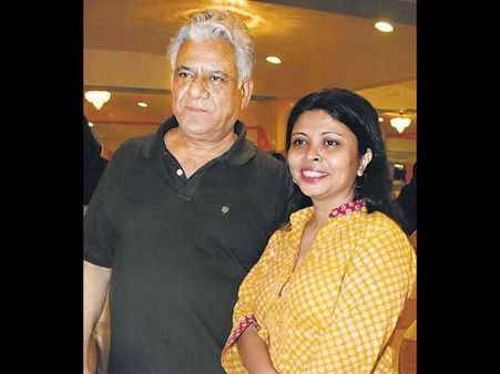 அடிக்கிறார், துன்புறுத்துகிறார்.. ஓம்பூரி மீது மனைவி பரபரப்பு குற்றச்சாட்டு