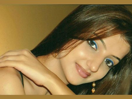 டிவி நடிகையை சரமாரியாக தாக்கிய திருடர்கள்.. வேடிக்கை பார்த்த மக்கள்