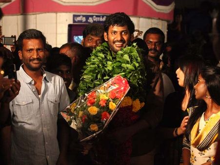 பாண்டிய நாடு படப்பிடிப்பில் பிறந்த நாள் கொண்டாடிய விஷால்!