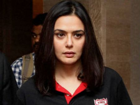 செக் மோசடி வழக்கு: நடிகை பிரீத்தி ஜந்தாவுக்கு எதிராக மும்பை கோர்ட் பிடிவாரண்ட்