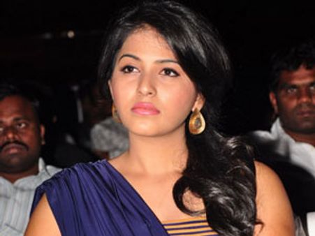 இயக்குனர் களஞ்சியம் தொடர்ந்த அவதூறு வழக்கில் நடிகை அஞ்சலிக்கு பிடிவாரண்ட்