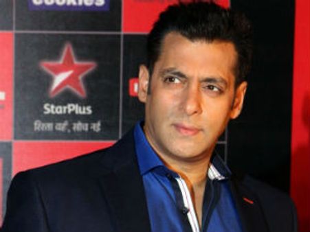 ரசிகரின் செல்போனை வாங்கி தெருவில் தூக்கி எறிந்த சல்மான் கான்