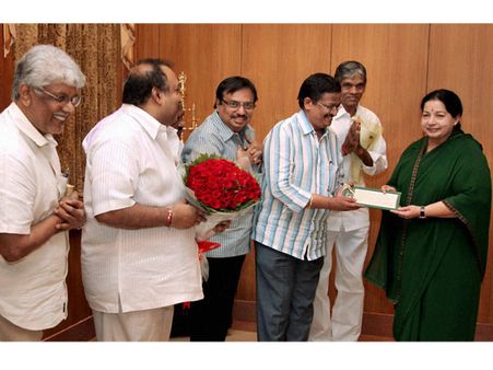 'சினிமா 100' விழா செலவுக்கு ரூ 10 கோடி- வழங்கினார் ஜெயலலிதா