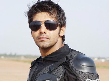 சினிமாவில் காதலி கிடைப்பது கஷ்டம்… ஆர்யா