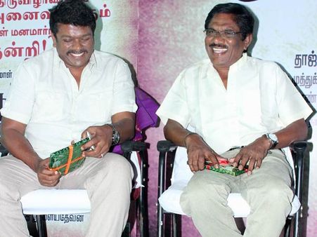 'பாரதிராஜாவை சினிமா நூற்றாண்டு விழாவில் கவுரவிக்கவில்லை... நாமாவது கவுரவிப்போம்!'