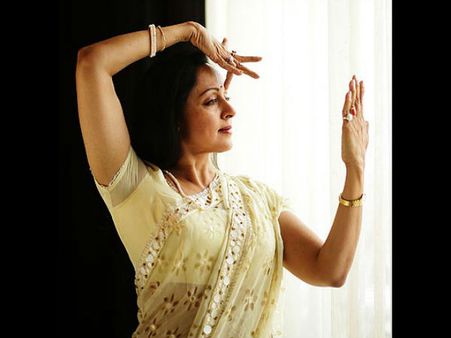 சின்னப் பசங்களுடன் போய் எப்படி குத்தாட்டம் ஆடுவது.. வெட்கப்படும் ஹேமமாலினி