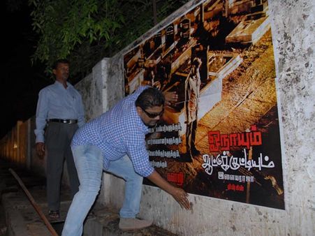 'நல்ல படம்.. ஆனா வசூல் இல்லே..'- ஊர் ஊராக போஸ்டர் ஒட்டும் மிஷ்கின்!