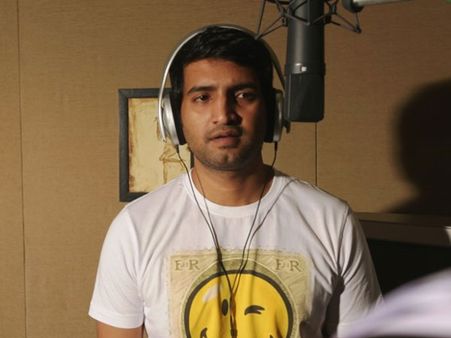 வில்லன் பெயரில் வரும் படத்தில் ஹீரோவுக்காக பின்னணி பாடிய காமெடியன்!