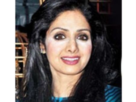 மேக்கப் சொதப்பல்: பொது நிகழ்ச்சியில் முகம் சிவந்த ஸ்ரீதேவி