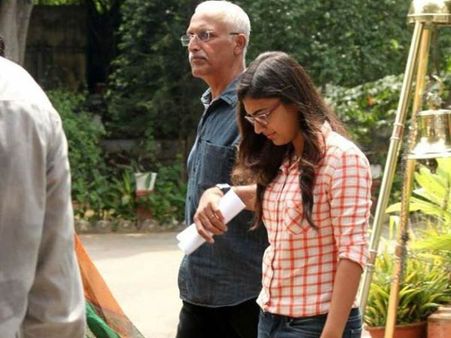 இயக்குநர் சற்குணம், தயாரிப்பாளர் கதிரேசன் மீது கமிஷனரிடம் புகார்- நஸ்ரியா அதிரடி