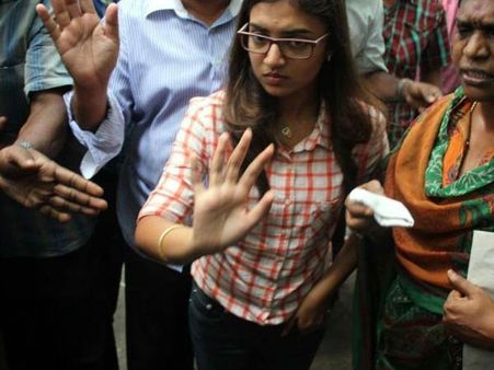 எனக்கு போட்டுக் காட்டாவிட்டால் நய்யாண்டி படத்தையே நிறுத்தணும்! - நஸ்ரியா