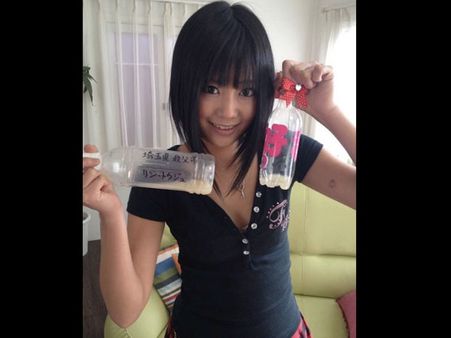 ரசிகர்களிடமிருந்து விந்தனுக்களை சேகரிக்கும் ஜப்பான் ஆபாச நடிகை