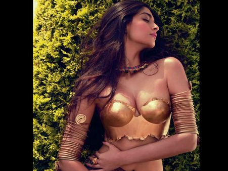 பத்திரிக்கைக்காக ஓவர் கவர்ச்சி காட்டிய சோனம் கபூர்