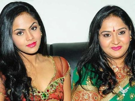 என் மகளுக்கு இன்னும் திருமண வயசே வரலியே! - ராதா