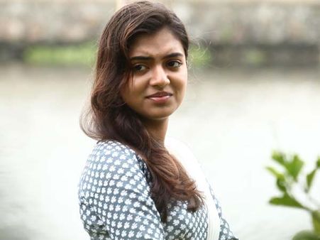 தொப்புள் மேட்டரால் மார்க்கெட் ஆடிப் போய்விடுமோ: பயத்தில் நஸ்ரியா