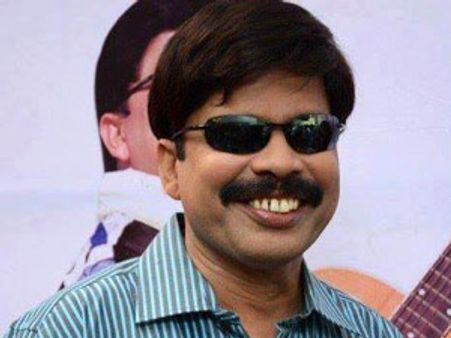 சென்னை கோர்ட்டுக்கு வெளியே பவர் ஸ்டாரை சுற்றி வளைத்த சிவகாசி போலீசார்