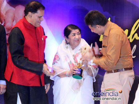 யஷ் சோப்ரா நினைவு விருதை பெற்ற பாலிவுட் குயில் லதா மங்கேஷ்கர்: விழாவில் நட்சத்திர பட்டாளம்