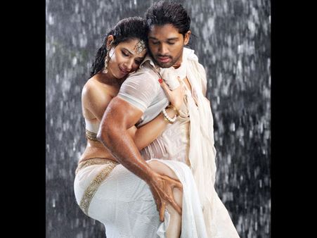 மழையுடன் எப்படியெலலாம் நம்ம சினிமாக்காரர்கள் மல்லுக்கட்டுகிறார்கள் பாருங்கள்... !