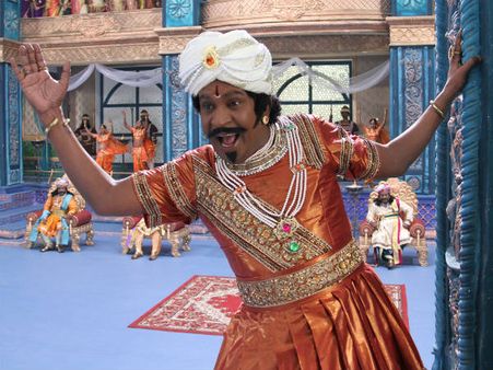 வந்துட்டாருய்யா வடிவேலு... அதிர்வேட்டு காமெடி ஸ்டில்கள் வெளியீடு!